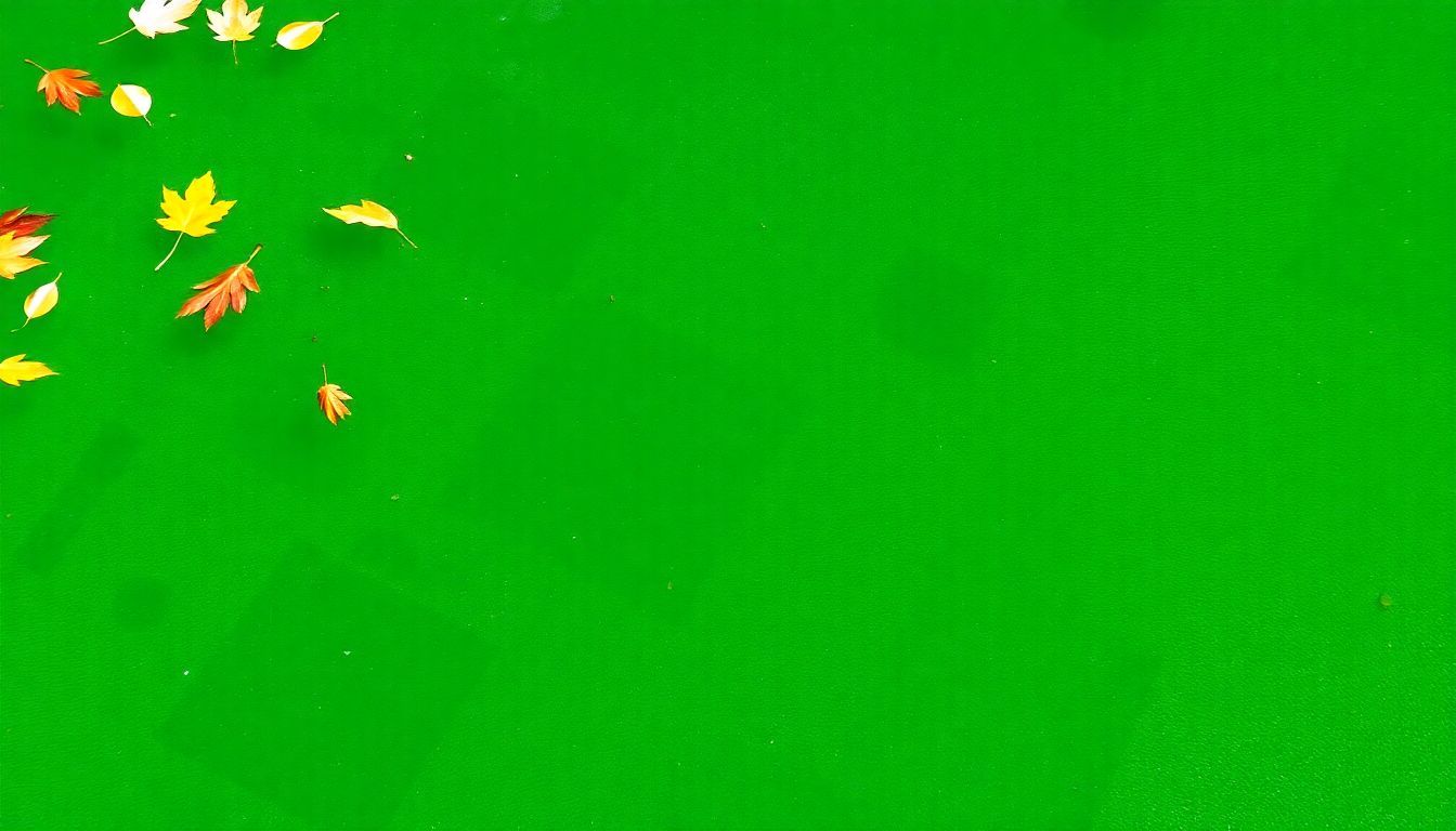 Een zwembad met groene algen en drijvend vuil.