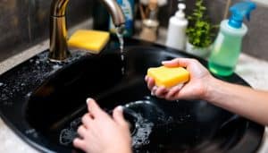 zwarte wasbak schoonmaken