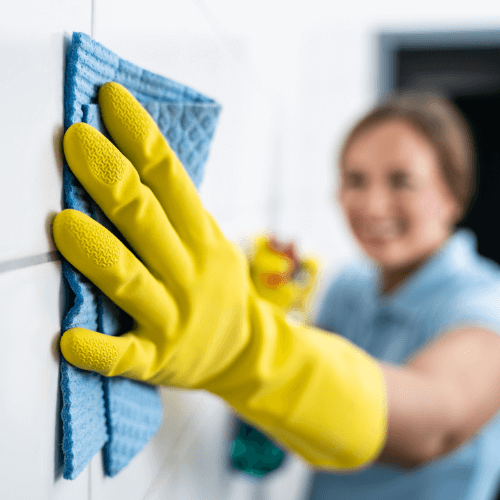 Vrouw aan het schoonmaken