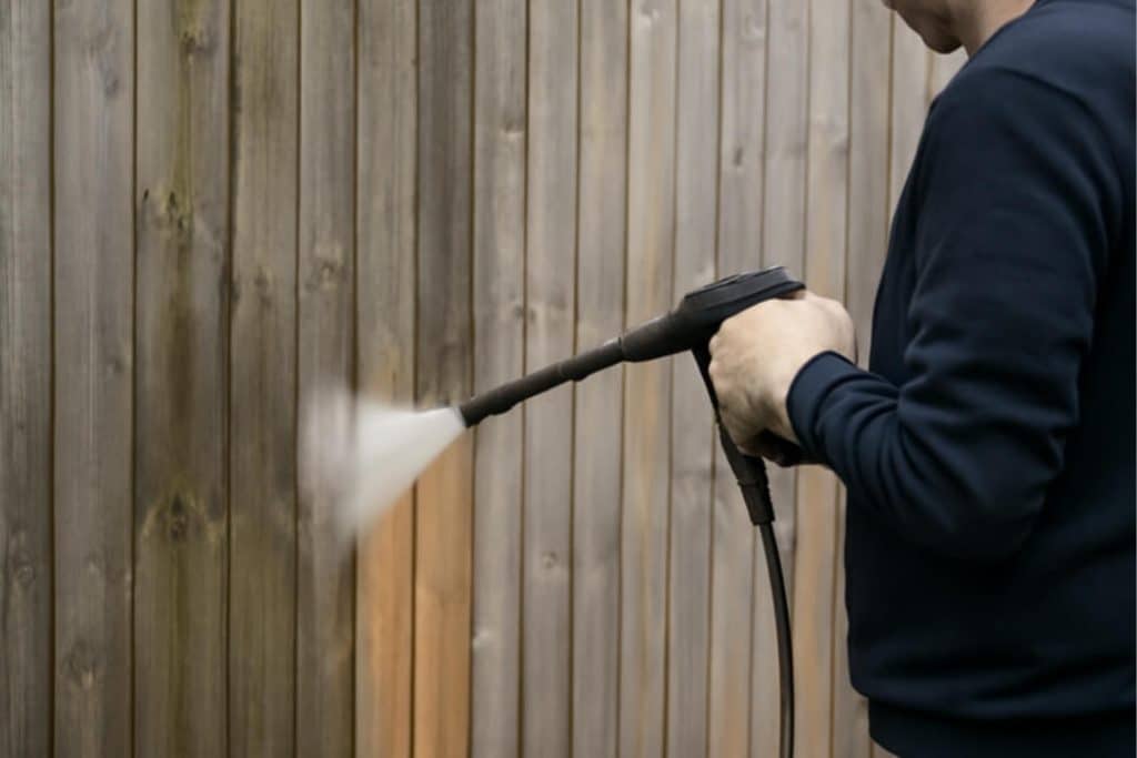 vergrijsde schutting schoonmaken