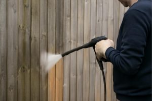 vergrijsde schutting schoonmaken