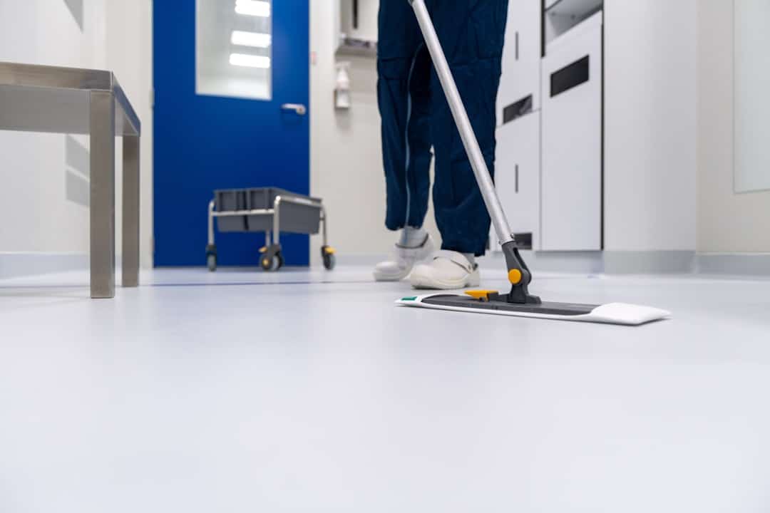 schoonmaken van een lavasteen gietvloer